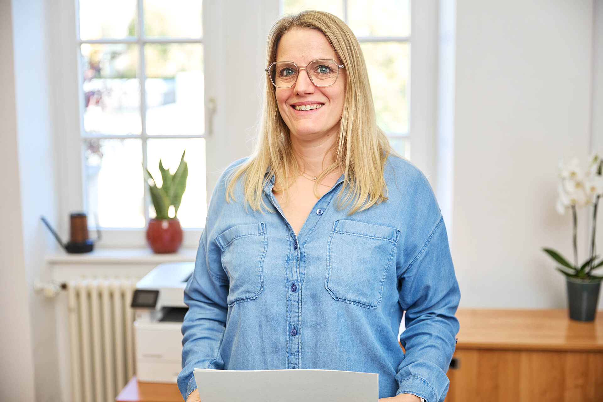 Daniela Krugmann, Mitarbeiterin der Steuerberatung Dockter & Partner in Trier an ihrem Arbeitsplatz