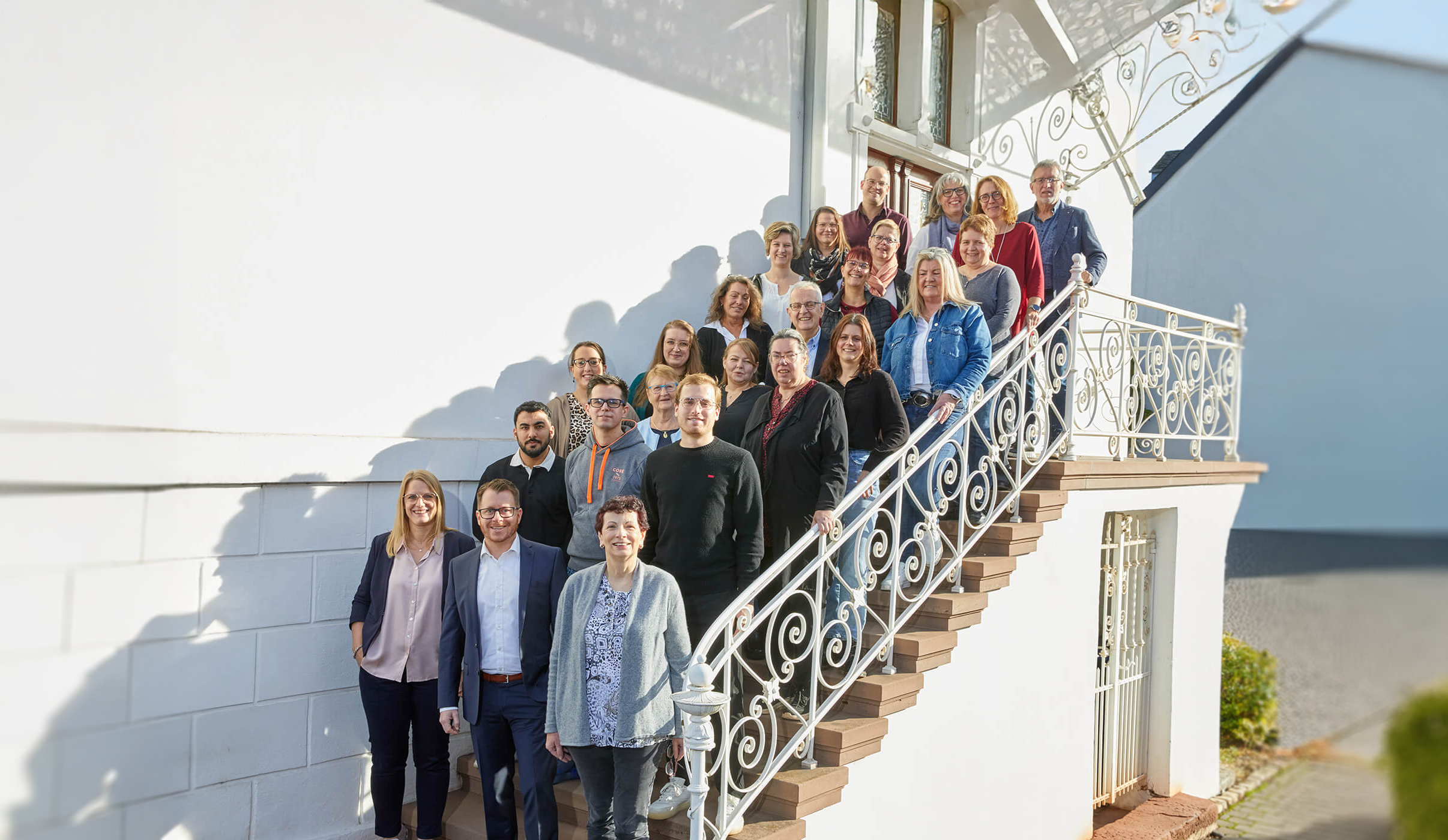 Team der Steuerkanzlei Dockter & Partner vor dem Kanzleigebäude