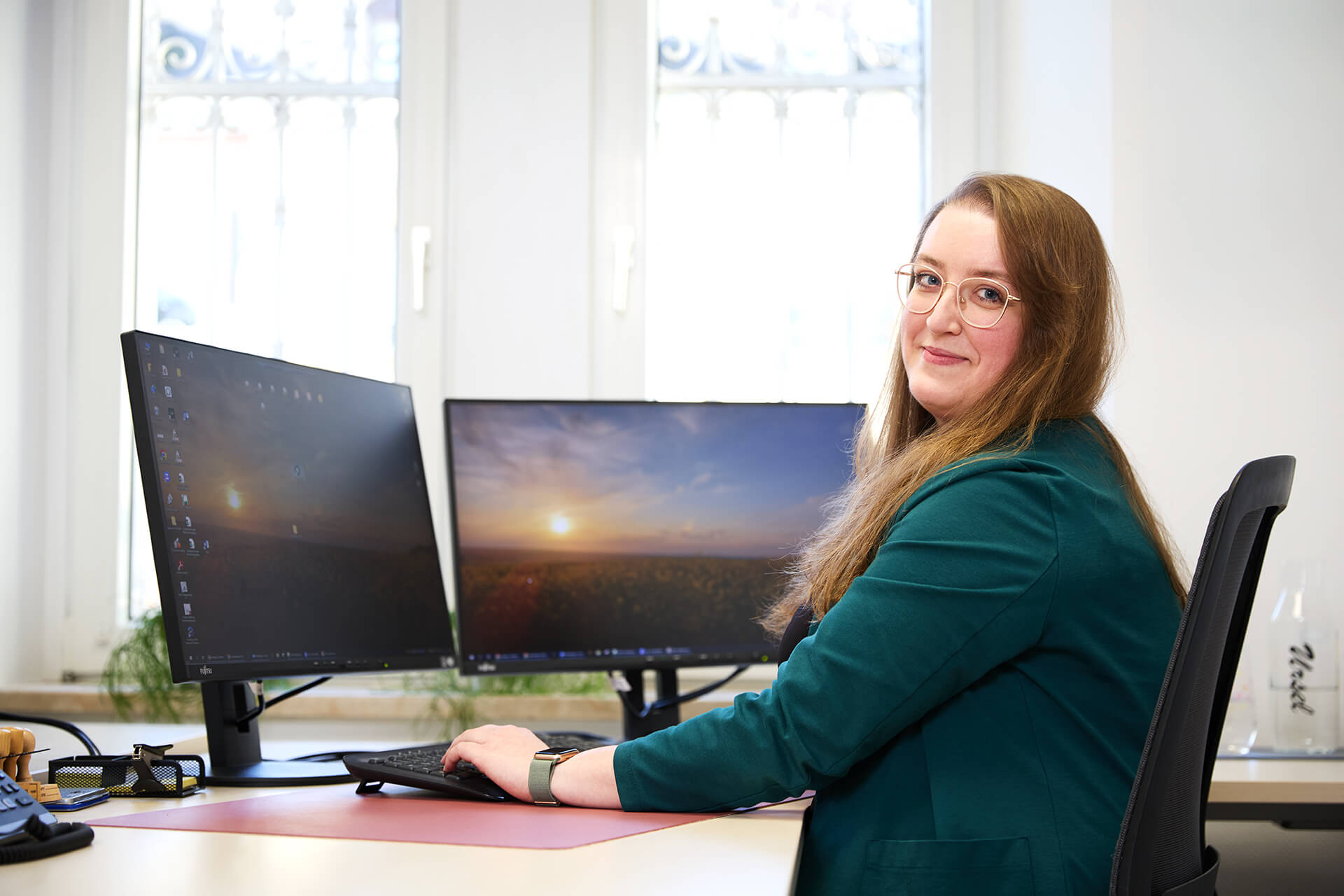 Melissa Hoeffken, Mitarbeiterin der Steuerberatung Dockter & Partner in Trier an ihrem Arbeitsplatz