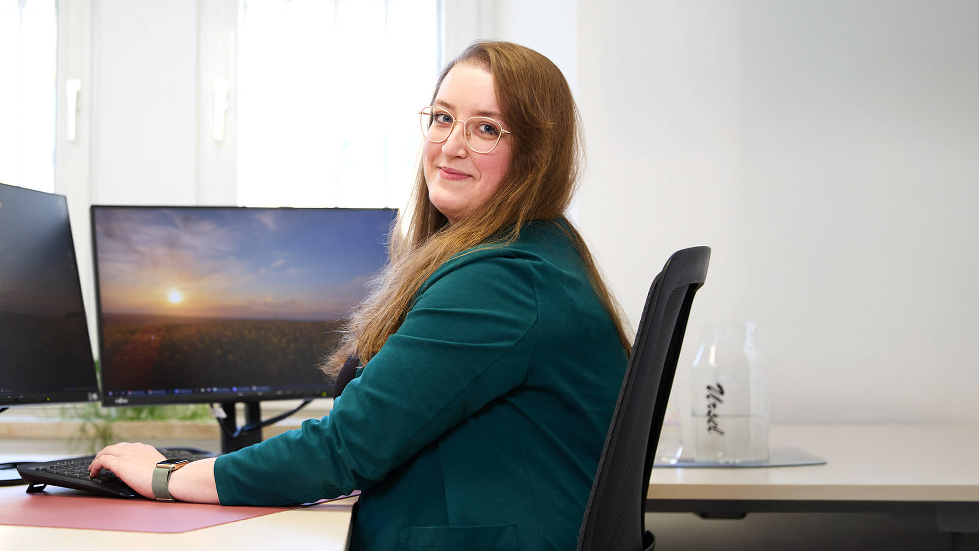 Melissa Hoeffken, Mitarbeiterin der Steuerberatung Dockter & Partner in Trier an ihrem Arbeitsplatz