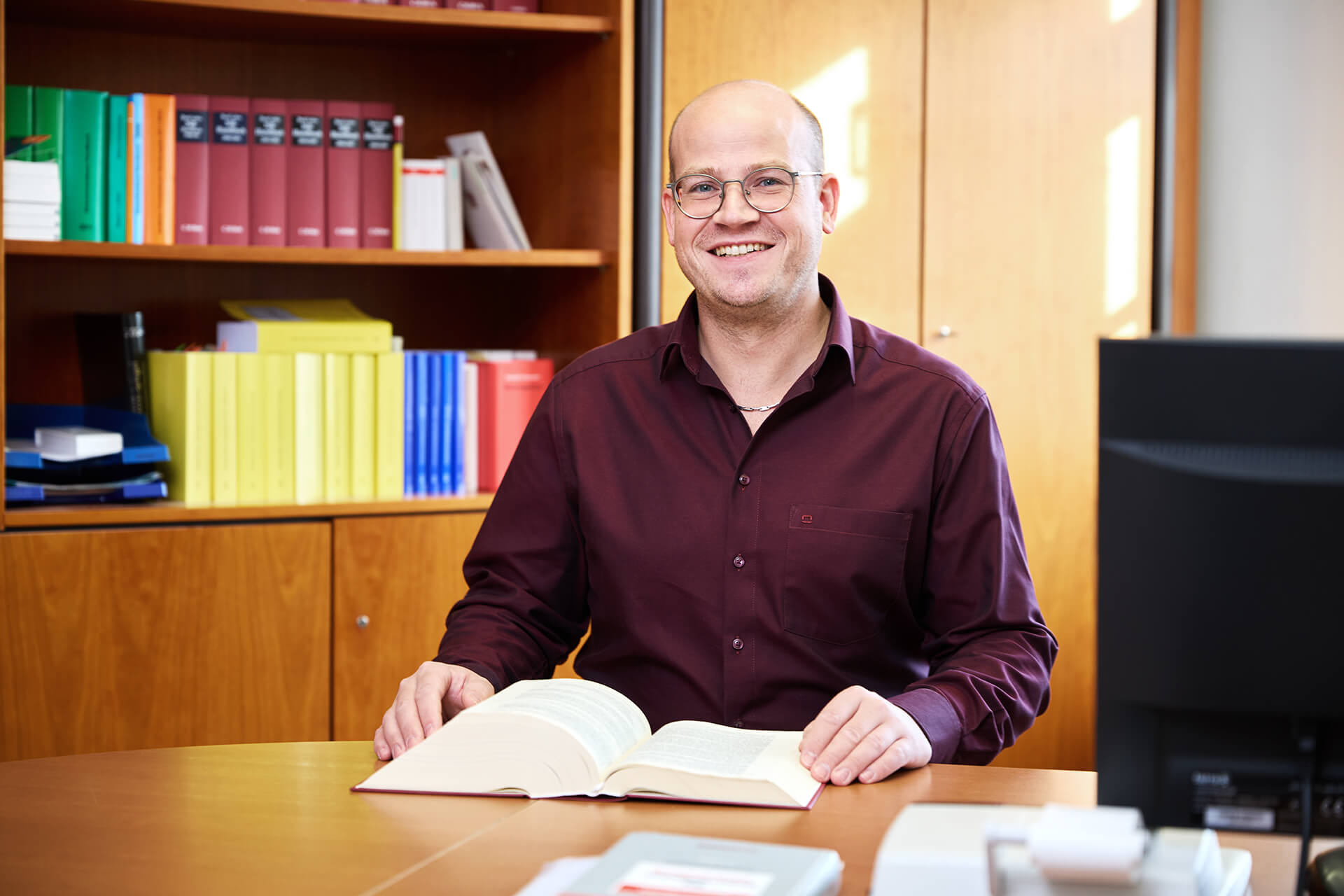 Tobias Lauer, Mitarbeiter der Steuerberatung Dockter & Partner in Trier an seinem Arbeitsplatz